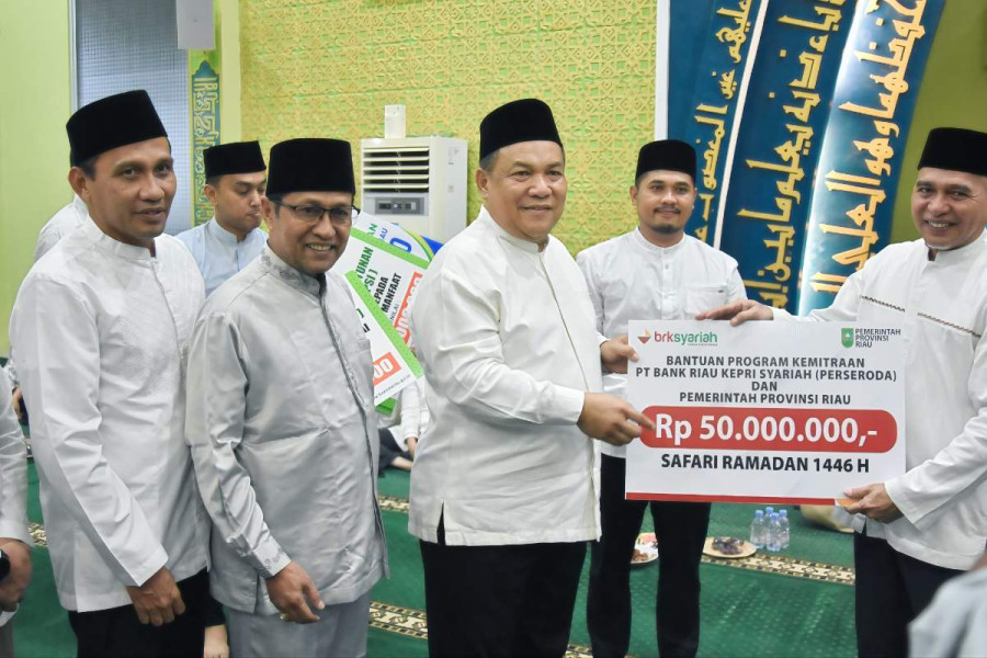 BRK Syariah Serahkan Bantuan CSR untuk Masjid Nurul Ibadah dalam Safari Ramadhan Pemprov Riau