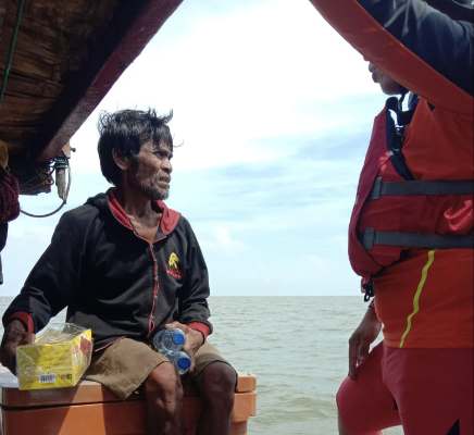 Kehabisan BBM, Anto Pasrah Terombang Ambing  di Perairan Sungai Nyamuk Rohil