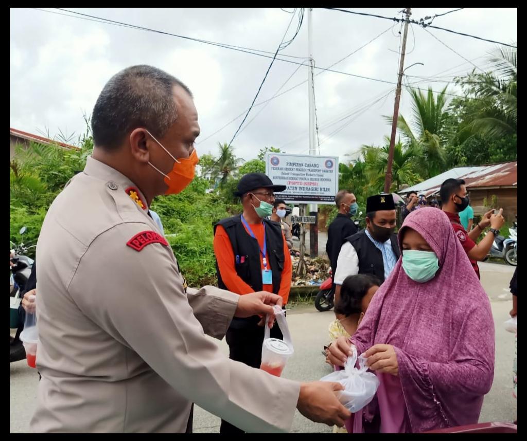 Kapolres Inhil dan Yayasan Vioni Bersaudara Bagikan 300 Takjil untuk Berbuka