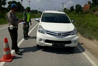 Tim Satgas Laksanakan Penegakan Disiplin Antisipasi Penyebaran Covid-19 di Pos Pantau Perbatasan