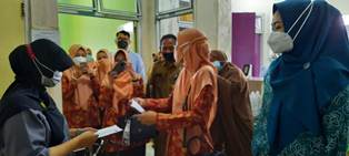 Istri Bupati Kuansing Jenguk & Santuni Korban Selamat Kebakaran Cerenti