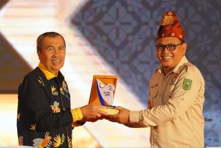 Gubri Syamsuar Terima Penghargaan Tokoh Inspiratif Penyiaran dari KPID Riau