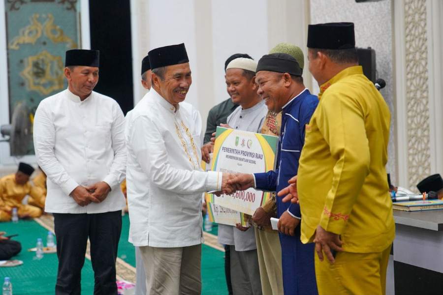 Gubri Syamsuar Salurkan Bantuan Kepada Panti Asuhan dan Masjid Saat Kunker di Rohul