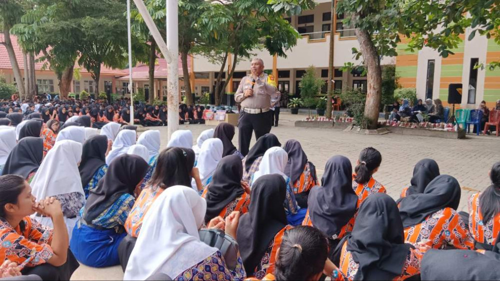 Police Goes To School, Ditlantas Polda Riau Sambangi SMKN 7 Pekanbaru Wujudkan Pilkada Damai 2024