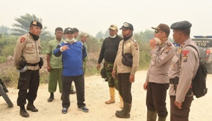 Bupati Amril Turun ke Lokasi Kebakaran Lahan di Tasik Serai