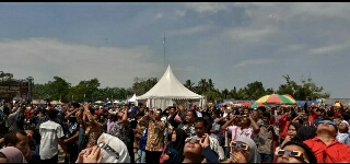 Ribuan Pasang Mata Saksikan Fenomena Gerhana Matahari Cincin di Kabupaten Siak 