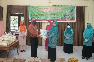 TP-PKK Bagikan 100 Paket Sembako Kerja Sama dengan BRK Siak