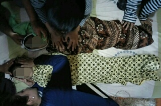 Ditinggal Pergi Bekerja, Ibu Ini Menjerit Temukan Kedua Anaknya Mengapung di Kolam 