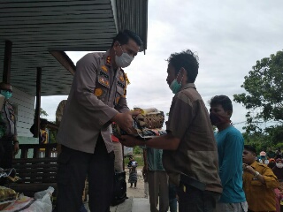 Prihatin 3 Bulan Tak Terima Gaji, Kapolres Inhu Bantu Sembako Ratusan Karyawan PT ASL
