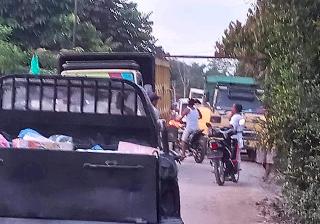Kesal Tak Kunjung Diperbaiki, Masyarakat LBJ Inhu Perbaiki Jalan dengan Swadaya