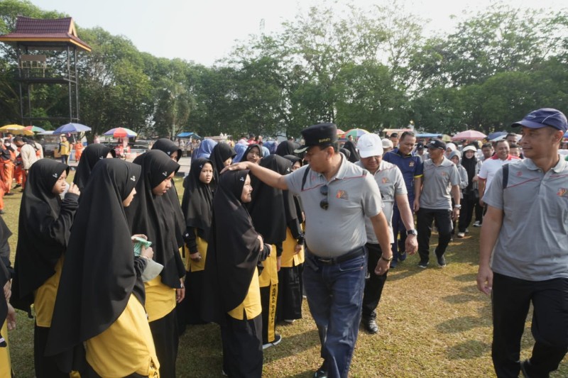 Bertabur Hadiah, Bersama Bupati Ribuan Warga Ikuti Gerak Jalan Santai