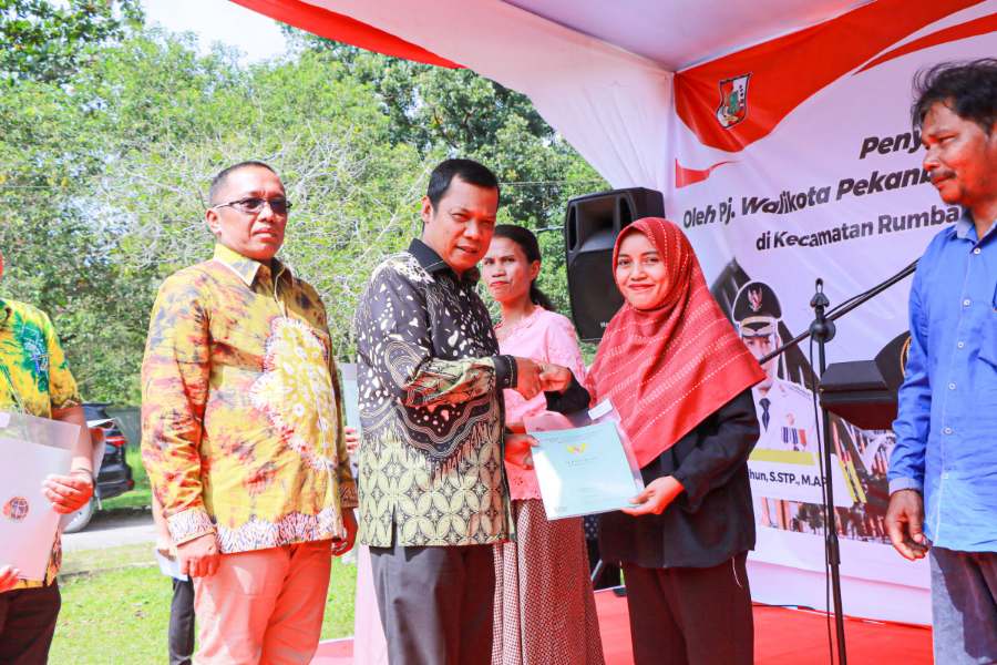 Warga Rumbai Terima Sertifikat Tanah dari Pemko Pekanbaru, Muflihun: Jangan Digadaikan