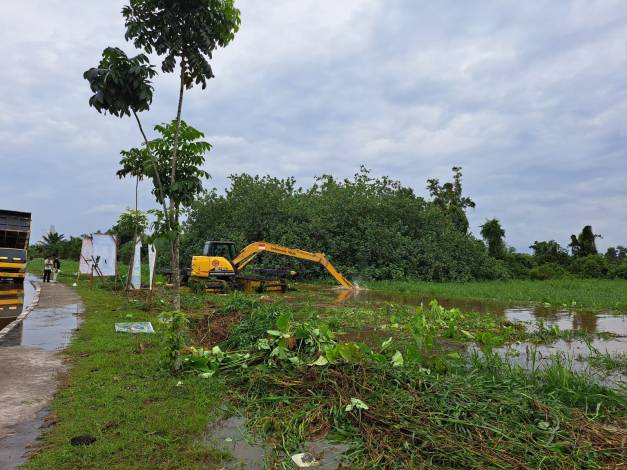 Jalan Sudirman Ujung Pekanbaru Rawan Banjir, PUPR Riau Turunkan Eskavator Amfibi