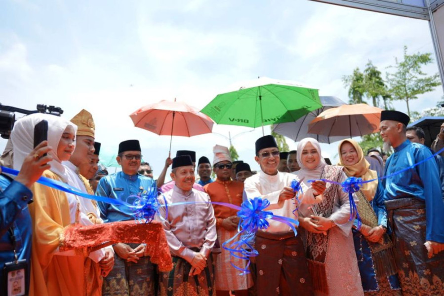Pj Sekda Riau Indra Lepas Peserta Pawai Ta'aruf dan Resmikan Bazar MTQ