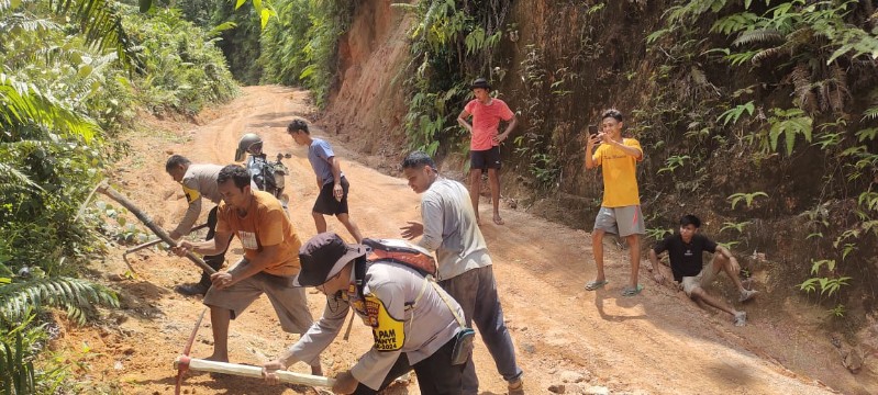 Cooling System, Polsek Rokan IV Koto Perbaiki Jalan Rusak di Desa Pemandang
