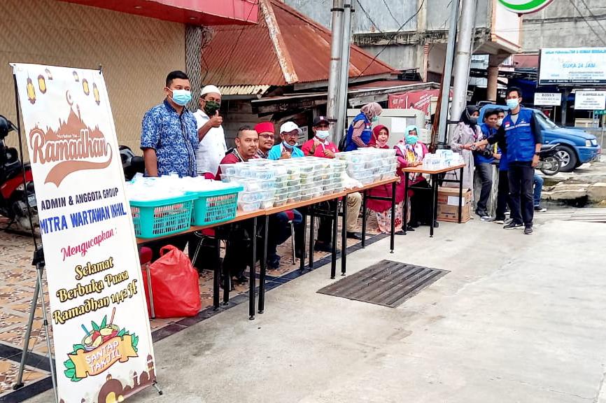 Anggota Group MWI Bagikan Takjil ke Pengguna Jalan di Tembilahan