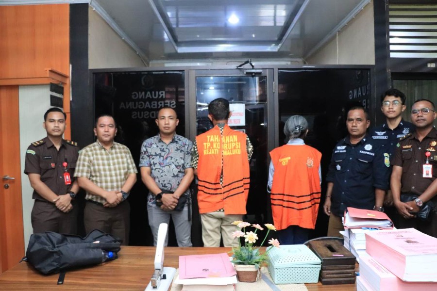 Kejari SBB Tahan 2 Tersangka Kasus Bansos Covid