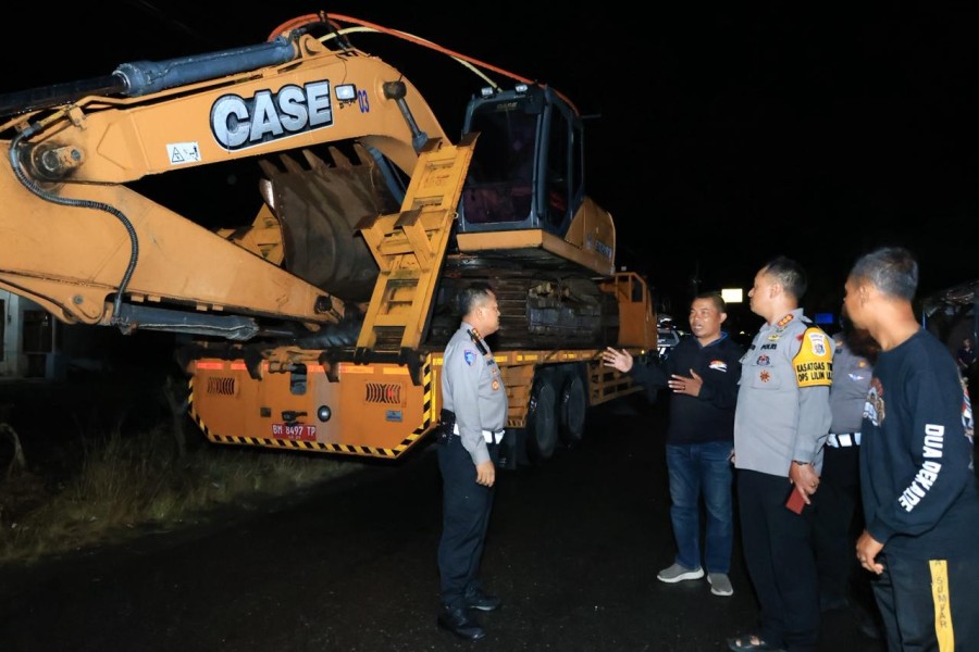 Polda Riau Kirim Tiga Alat Berat untuk Percepat Pemulihan Banjir di Agam