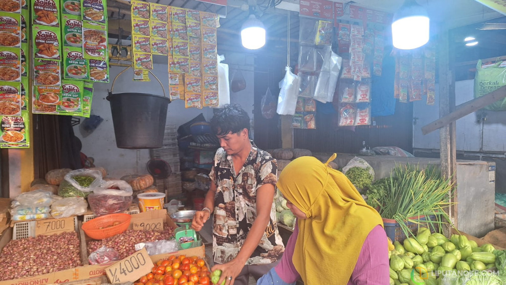 Harga Cabai di Pekanbaru Terjun Payung, Pembeli: Senang Mas!
