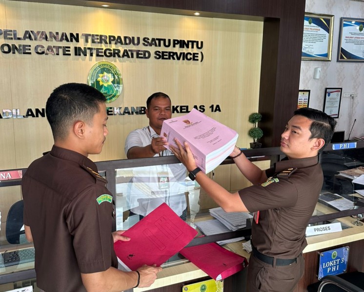 Kejari Kampar Serahkan Berkas Perkara Korupsi Rp3 Miliar Kades Indra Sakti Tapung