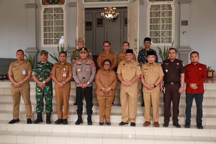 Didampingi Plh Sekda Siak, Wamendagri Tinjau Kampung Lokasi PSU di Siak