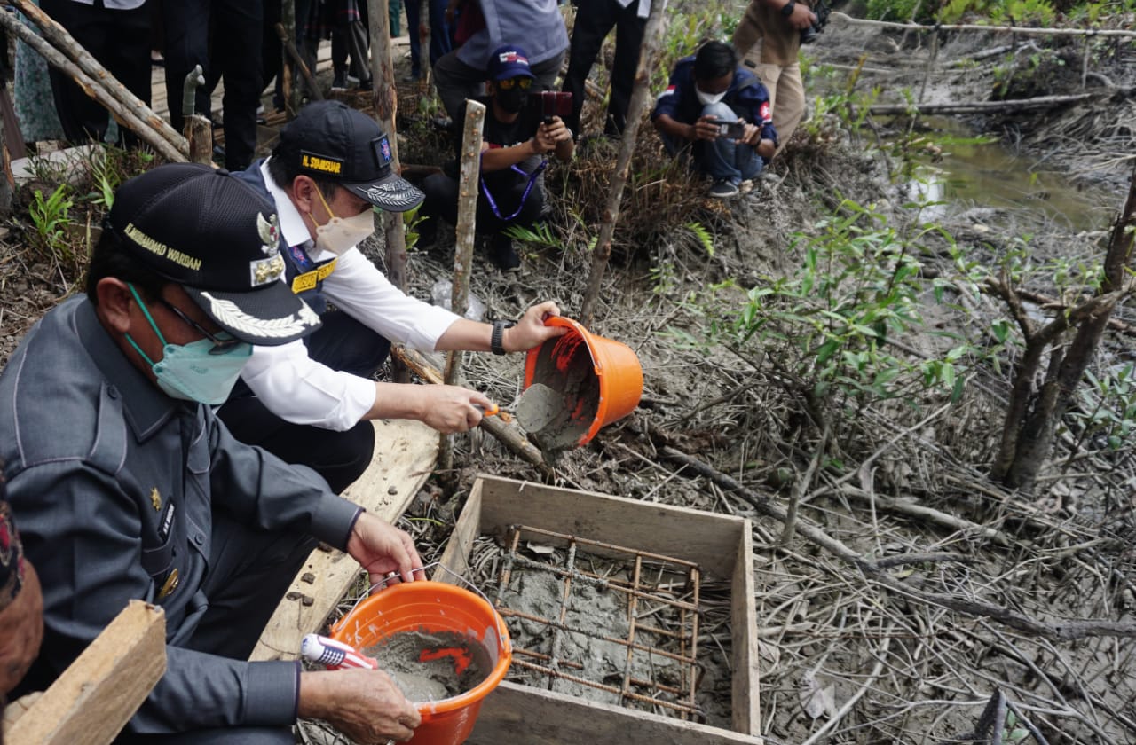 Bupati Inhil Dampingi Gubri Lakukan Peletakan Batu Pertama Relokasi RLH di Tanah Merah