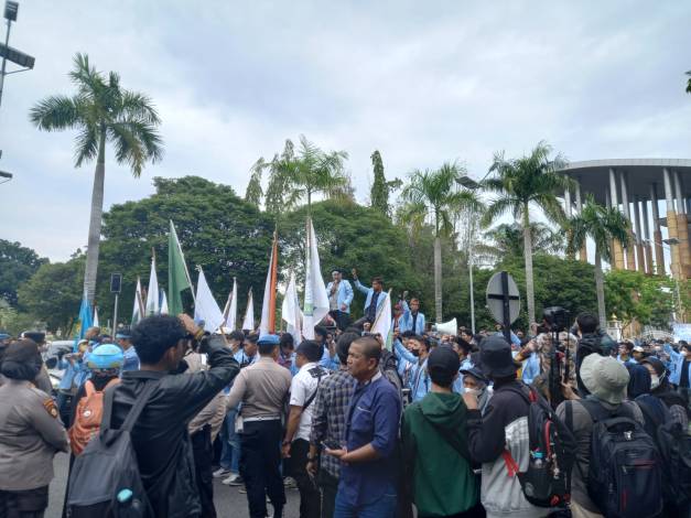 Ratusan Mahasiswa UNRI Demo Gubri, Sorot Karhutla Hingga Jalan Rusak