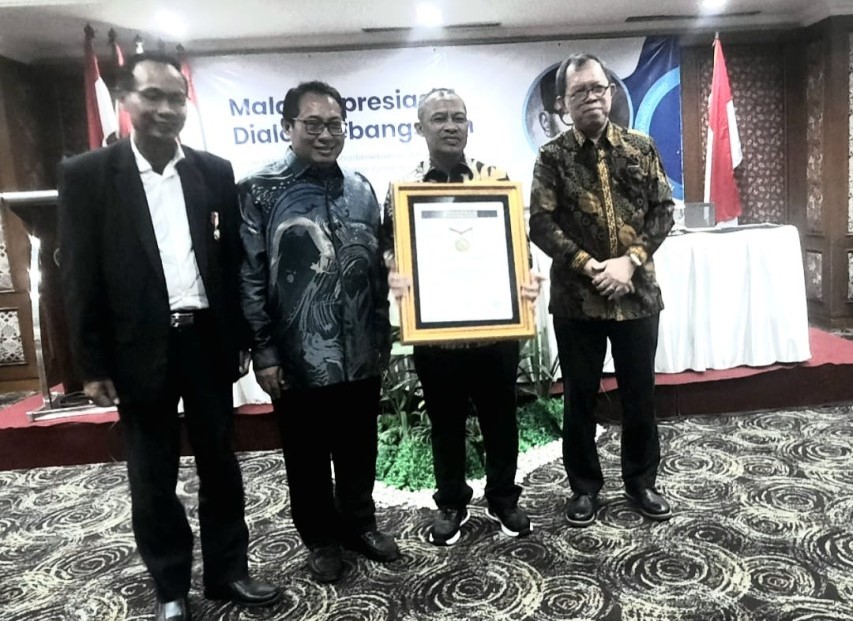 SMSI Pusat Beri Anugerah Sahabat Pers Indonesia pada Dr.Afni Z dan Bagus Santoso