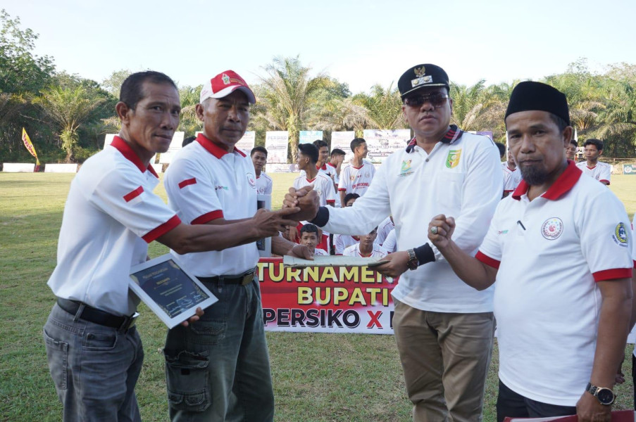 Buka Turnamen Sepak Bola Bupati Cup, Suhardiman Sebut akan Bangun Stadion Mini di Kopah