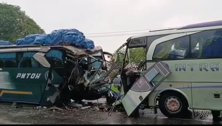 Bikin Shock! Dua Bus Lintas Provinsi Adu Kambing di Riau, Bagian Depan Rusak Parah
