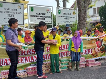 Jelang Idul Fitri 1444 H, Polda Riau Bagikan Paket Lebaran ke Petugas Kebersihan Pasukan Kuning