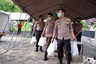 Posko Relawan Bagikan Bantuan, Ketua MUI Riau: 'Inisiatif Mulia'