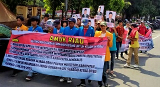 Nama Ketua DPRD Riau Disebut-sebut Pendemo Saat Aksi di KPK