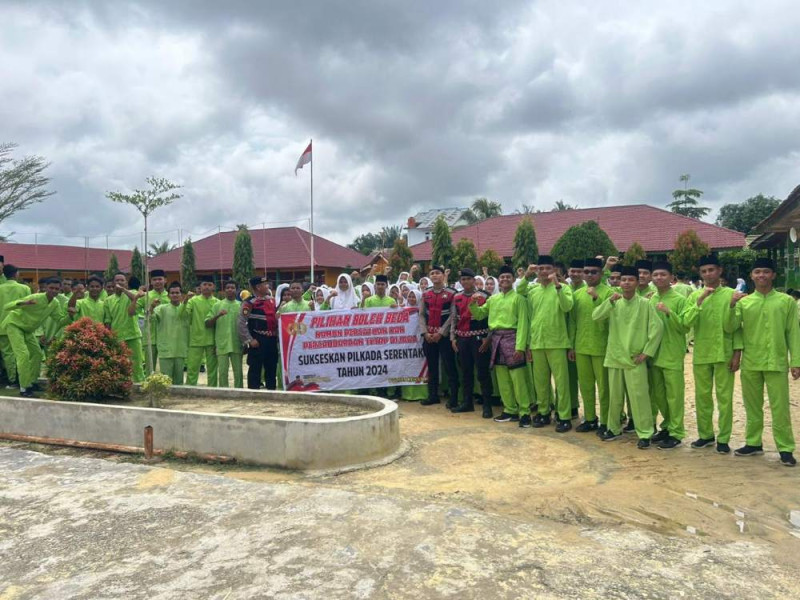 Sambangi SMAN 1 Sedinginan, Sat Samapta Polres Rohil Ajak Pemilih Pemula Sukseskan Pilkada 2024