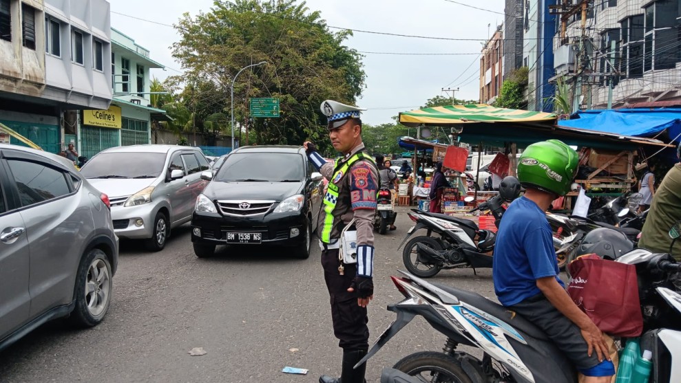 Arus Lalu Lintas di Pasar Sago Pekanbaru Padat Jelang Imlek, Satlantas Turun Tangan