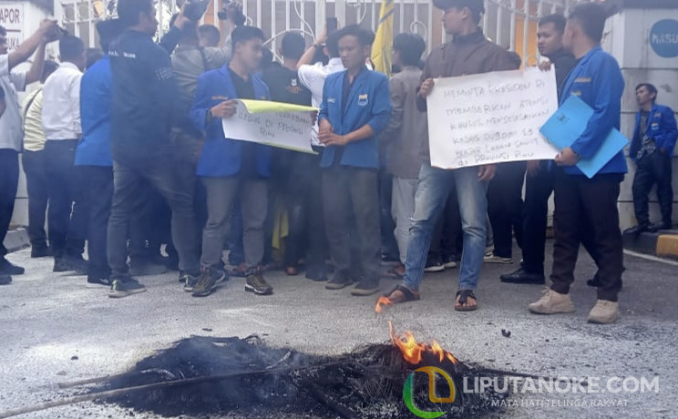 Mahasiswa PMII Bakar Ban di Kantor DPRD Riau, Ini Tuntutan Mereka