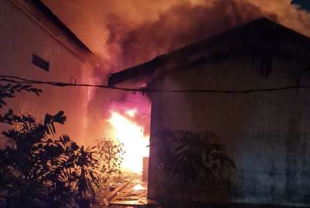 Bangunan Disdik Riau Terbakar, Api Cepat Menyebar Meskipun Gerimis