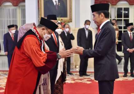 Jokowi Saksikan Pengambilan Sumpah Guntur Hamzah Sebagai Hakim Konstitusi