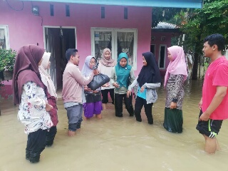 Hima Sentra Salurkan Bantuan Korban Banjir 