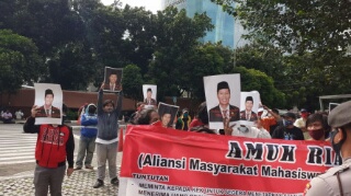 Sejumlah Massa Demo KPK Terkait Dugaan Keterlibatan Pihak Lain pada Kasus Amril Mukminin
