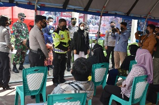 Kendarai Sepeda Motor, Kapolda Riau Tinjau Gerai Vaksin Covid-19 Presisi Polres Inhu