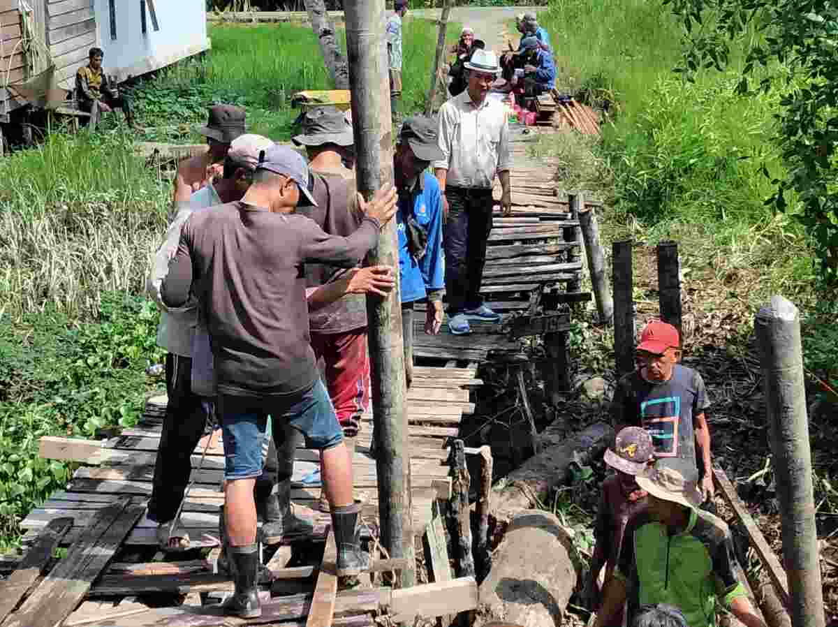 Masyarakat Perbaiki Jembatan Rusak di Dusun Kuala Muda Secara Swadaya