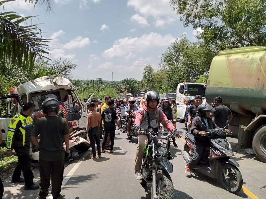 Tabrakan Maut Truk dengan Ambulan di Riau, Pasien Meninggal Dunia
