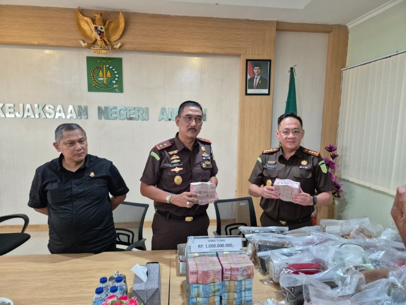Kediaman Manager dan Kantor PT Dok Waiame Digeledah, Ditemukan Jam Tangan dan Tas Bermerk