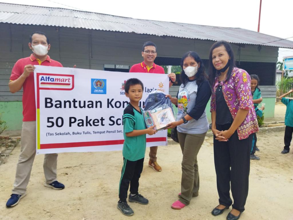 Alfamart Bersama LazizMu dan PWI Riau Salurkan Perlengkapan Sekolah