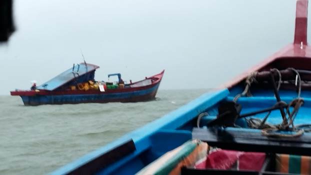 KM Bina Jaya Rusak Akibat Cuaca Buruk di Perairan Sinaboy, 8 ABK Berhasil Diselamatkan 
