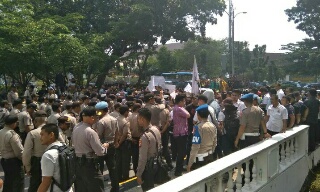 Lagi... Mahasiswa Sambangi DPRD Riau Terkait Harga Pertalite