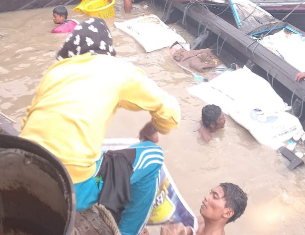 Dihantam Gelombang, Kapal Bermuatan Sembako Karam di Perairan Kuala Patah Parang