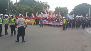  Guru Honorer di Pekanbaru Harap-harap Cemas Nantikan Pencarian BOS