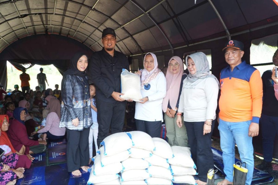 Bupati Inhu Bersama Ketua TP-PKK Tinjau Posko Pengungsi Terdampak Banjir di Kuala Cenaku